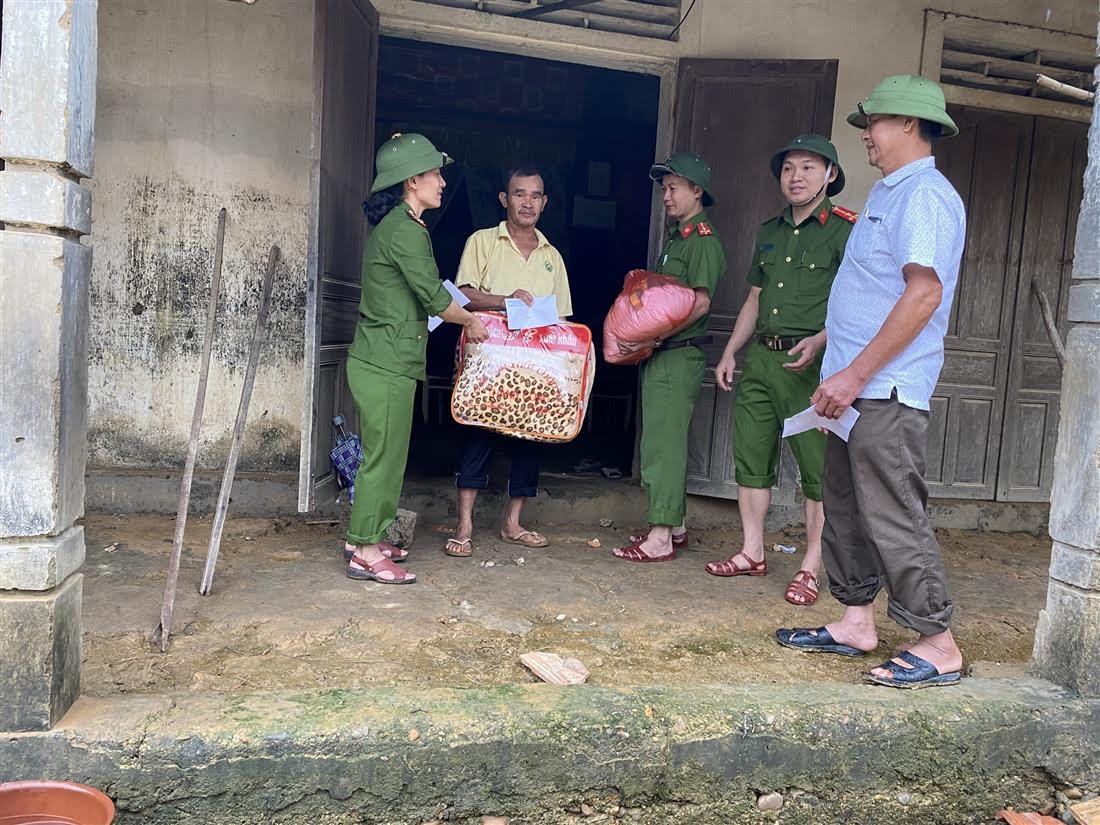 Một số trường hợp hoàn cảnh quá khó khăn, đoàn trực tiếp đến nhà để trao tận tay các phần quà cho gia đình.