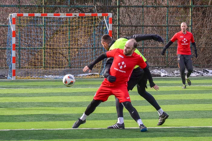 Group of people playing mini football Группа людей играющих в мини-футбол