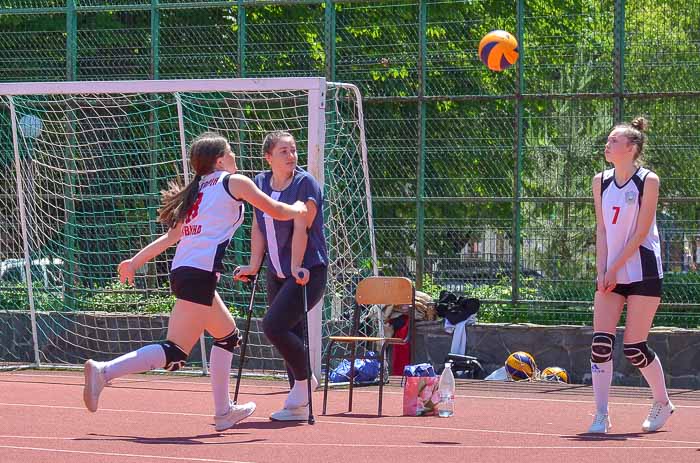 Group of people playing volleyball Группа людей играющих в волейбол