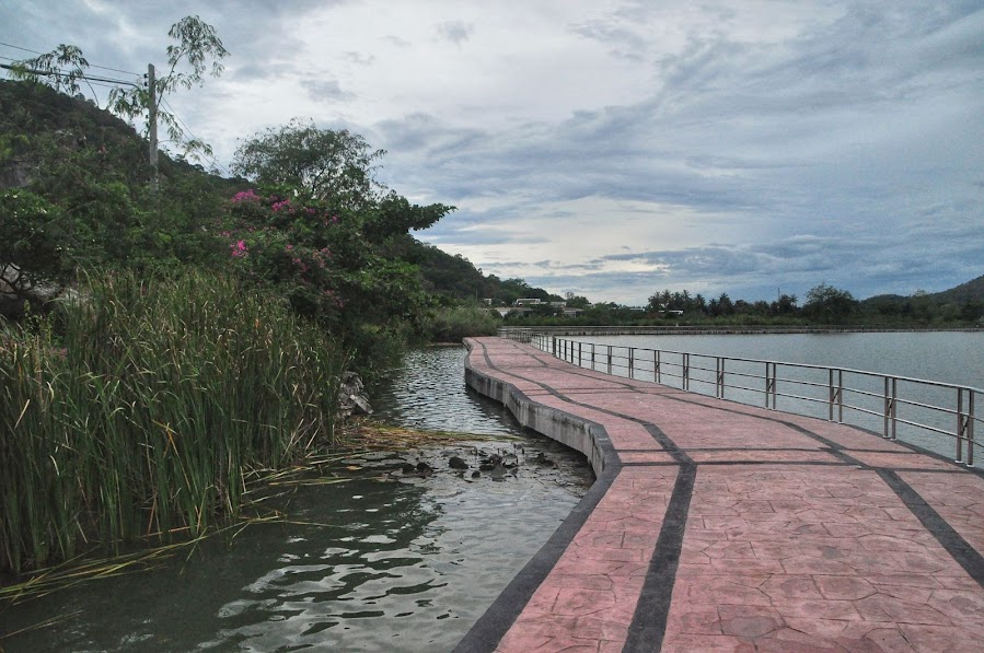 khao tao lake promenade walk