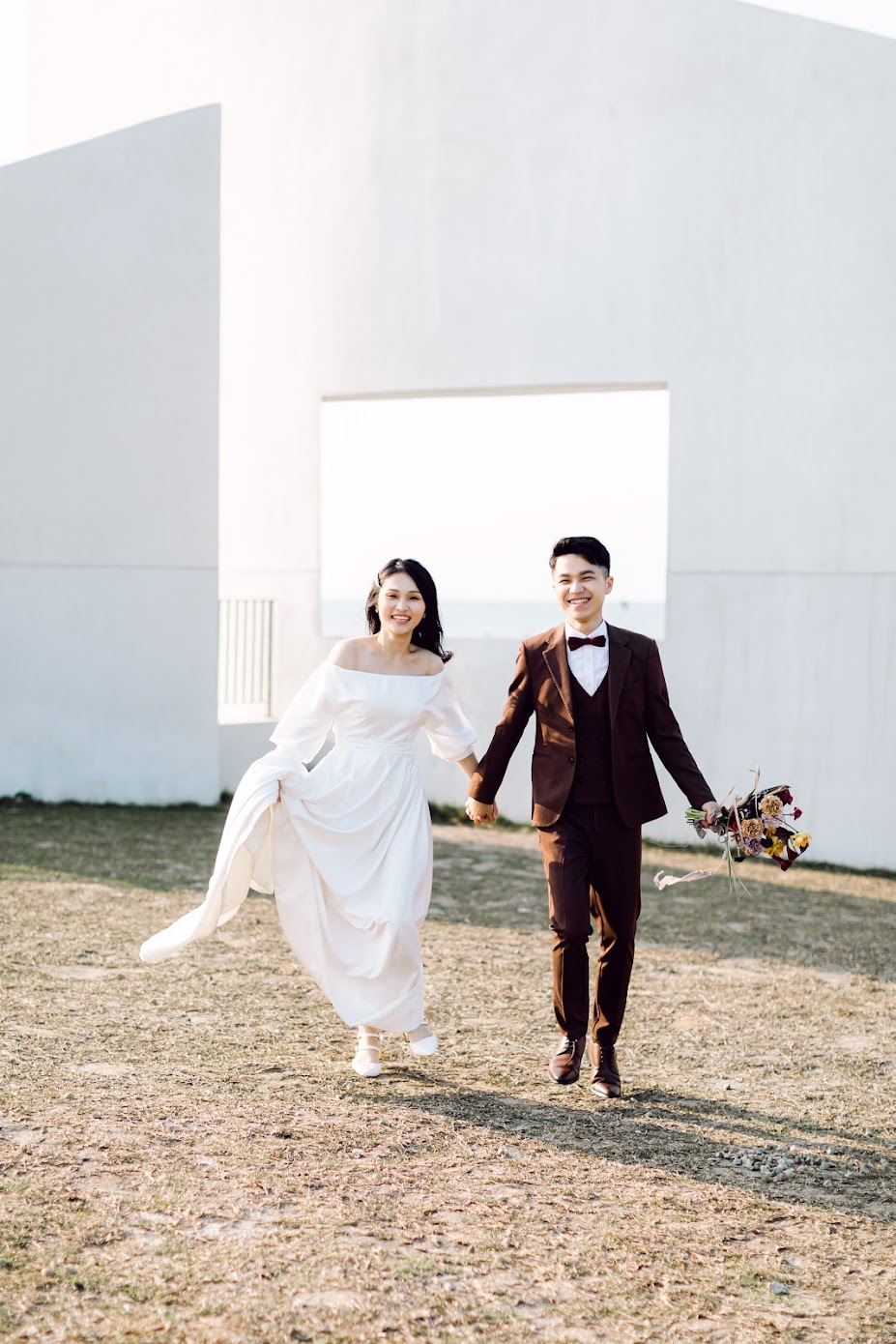 中式龍鳳掛婚紗 / 中式 傳統 婚紗 / 美式婚紗婚禮 / 台中自助婚紗, 春季,在目沐攝影棚,替兩位新人拍攝了這組 中式龍鳳掛 婚紗,著中式 傳統 服裝的 Shirley , 如此地優雅動人, 搭配獨有設計的 中國風 捧花,好美好美。午後我們前往遼闊的彰濱,追逐著陽光,而我替他們紀錄了穿著經典白紗的 逐光 婚紗。