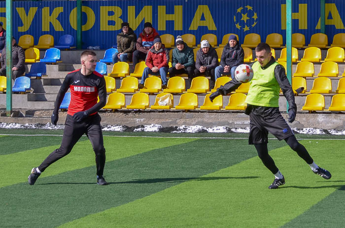 Group of people playing mini football Группа людей играющих в мини-футбол