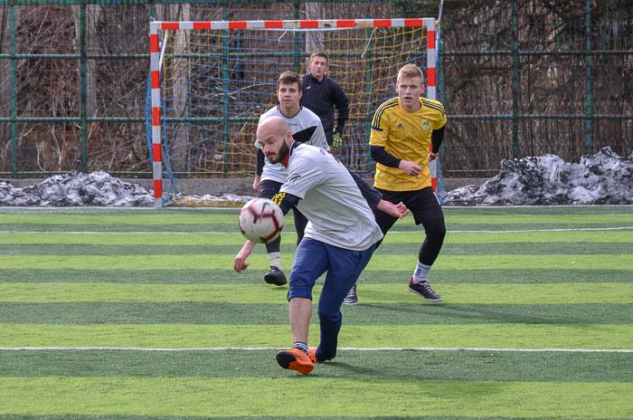 Group of people playing mini football Группа людей играющих в мини-футбол