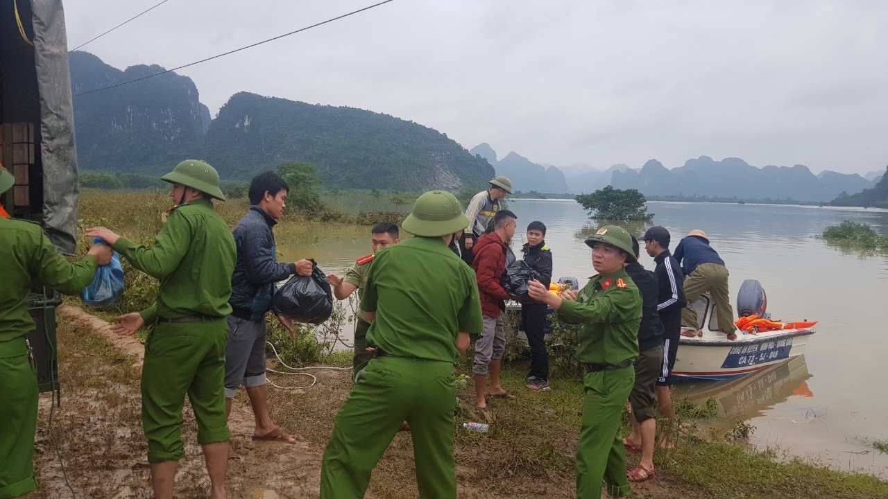 Đoàn công tác vượt lũ trao quà cứu trợ cho đồng bào vùng rốn lũ Tân Hóa, huyện Minh Hóa, tỉnh Quảng Bình