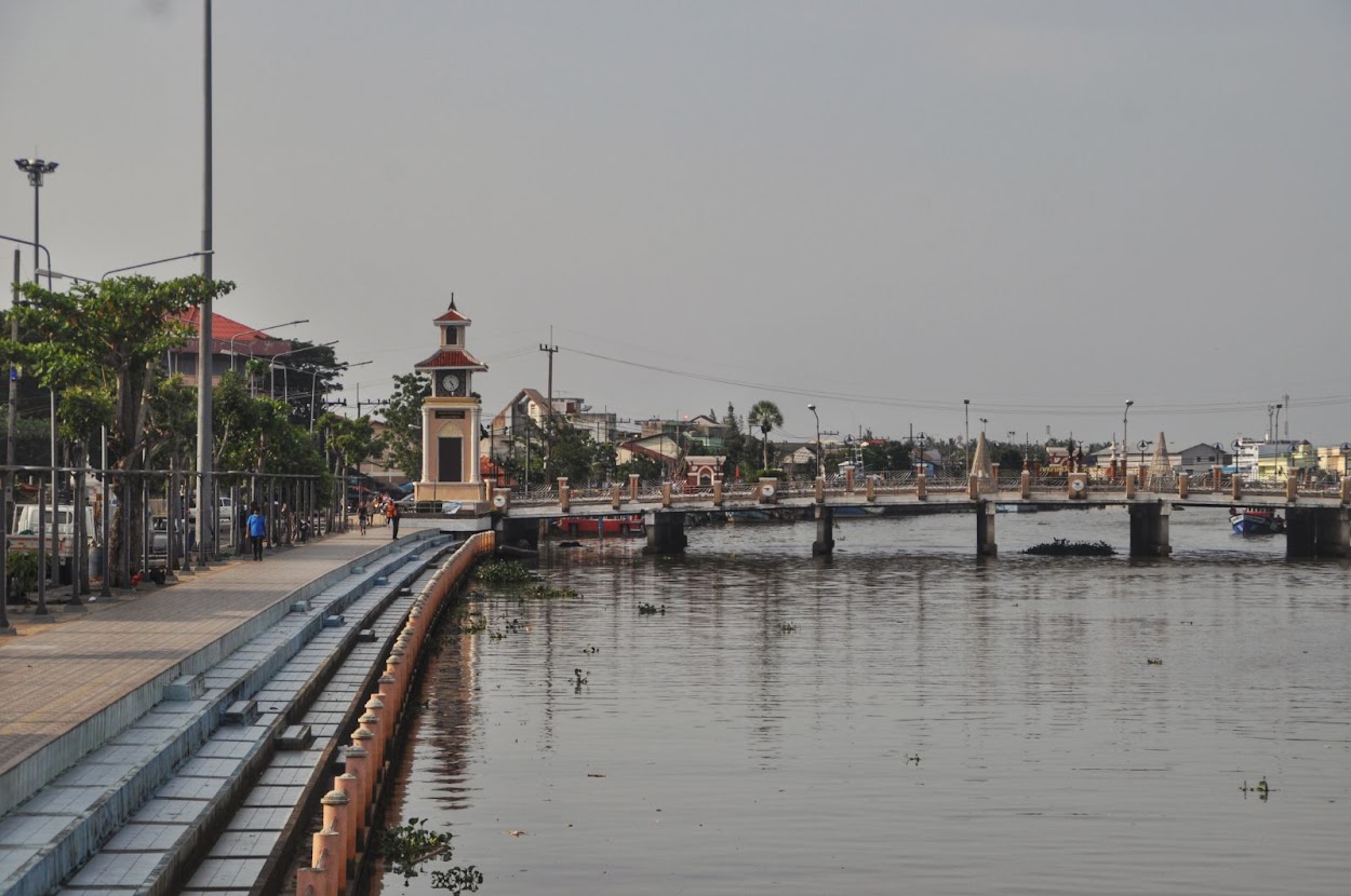 Pattani City
Pattani Province
Thailand 
Bridge
Clock