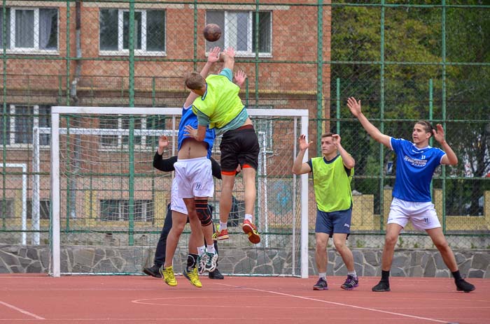 Group of people playing volleyball Группа людей играющих в волейбол