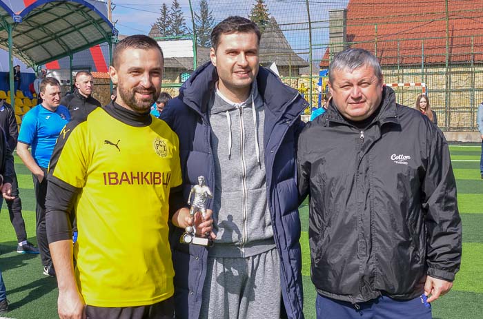 Group of people playing mini football Группа людей играющих в мини-футбол