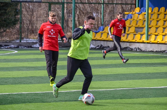 Group of people playing mini football Группа людей играющих в мини-футбол