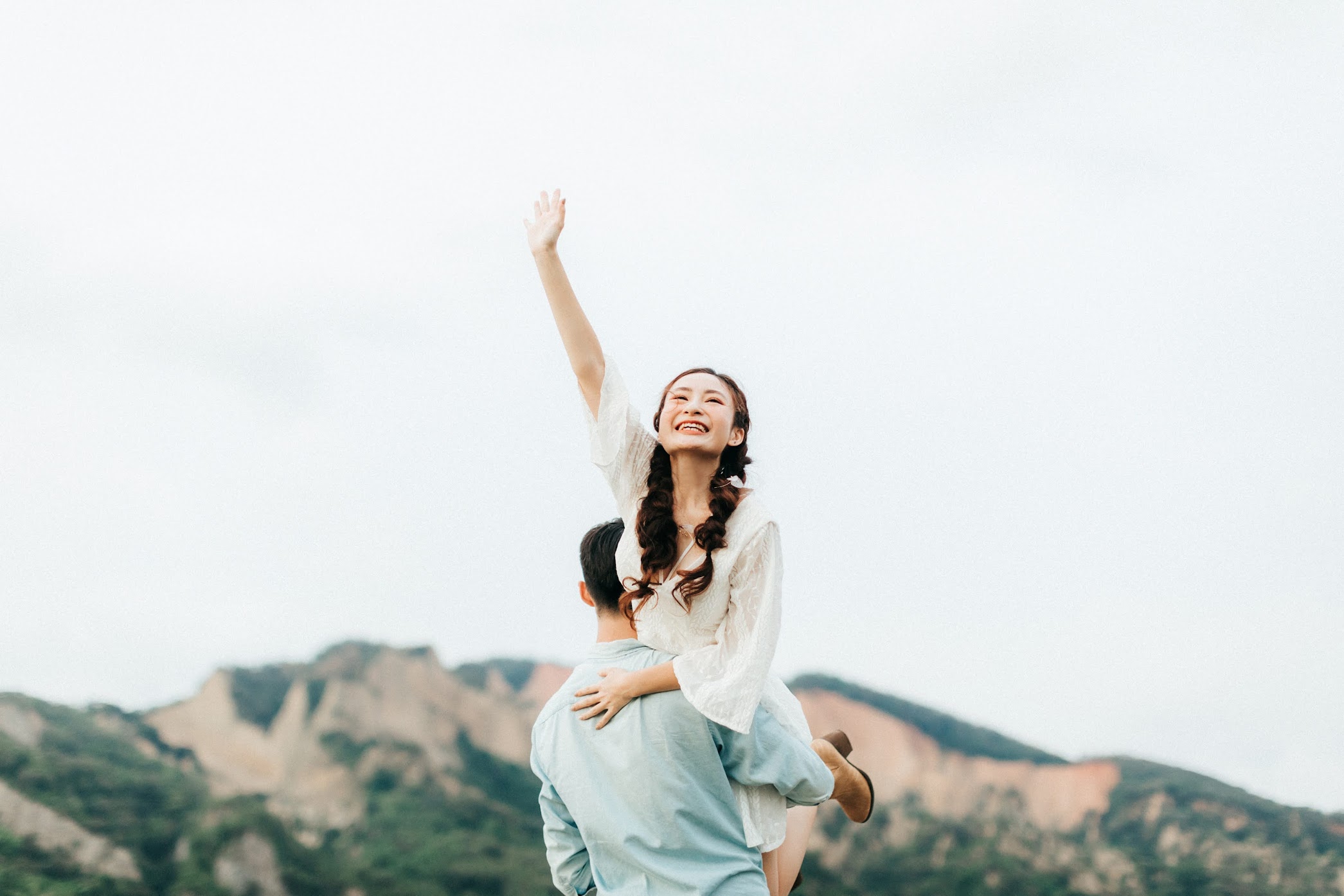 AG美式婚紗 | Zehung + Grace Engagement | fine art美式逐光婚紗 AG美式婚紗 / fine art 婚紗 / 美式婚紗婚禮 / 時裝照 , 去年夏季,我們為Zehung & Grace拍攝了這組 藝術 時裝 婚紗 ,他們走在七期的街頭，而我嘗試拍攝AG鮮少出現的高冷風格，一切相當順利。這是一次非常深刻的 AG 藝術 時裝婚紗 拍攝經驗,午後我們前往遼闊的大峽谷,為他們拍攝AG專屬的 逐光 美式 婚紗。