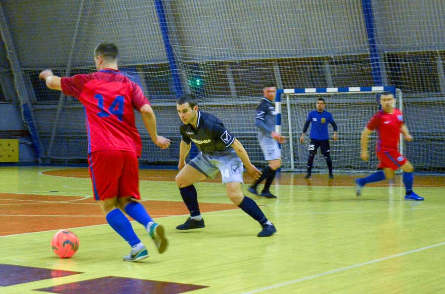 Group of people playing futsal Группа людей играющих в футзал