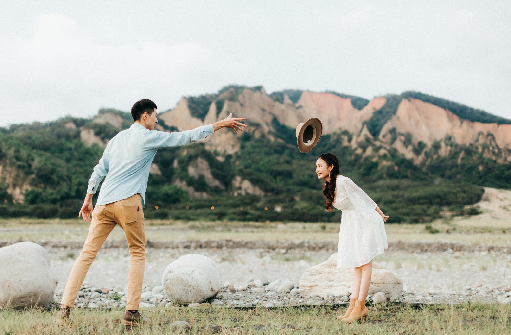 AG美式婚紗 | Zehung + Grace Engagement | fine art美式逐光婚紗 AG美式婚紗 / fine art 婚紗 / 美式婚紗婚禮 / 時裝照 , 去年夏季,我們為Zehung & Grace拍攝了這組 藝術 時裝 婚紗 ,他們走在七期的街頭，而我嘗試拍攝AG鮮少出現的高冷風格，一切相當順利。這是一次非常深刻的 AG 藝術 時裝婚紗 拍攝經驗,午後我們前往遼闊的大峽谷,為他們拍攝AG專屬的 逐光 美式 婚紗。