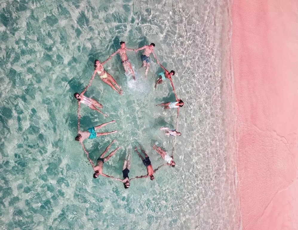 Pantai Serai, a praia rosa da Indonésia