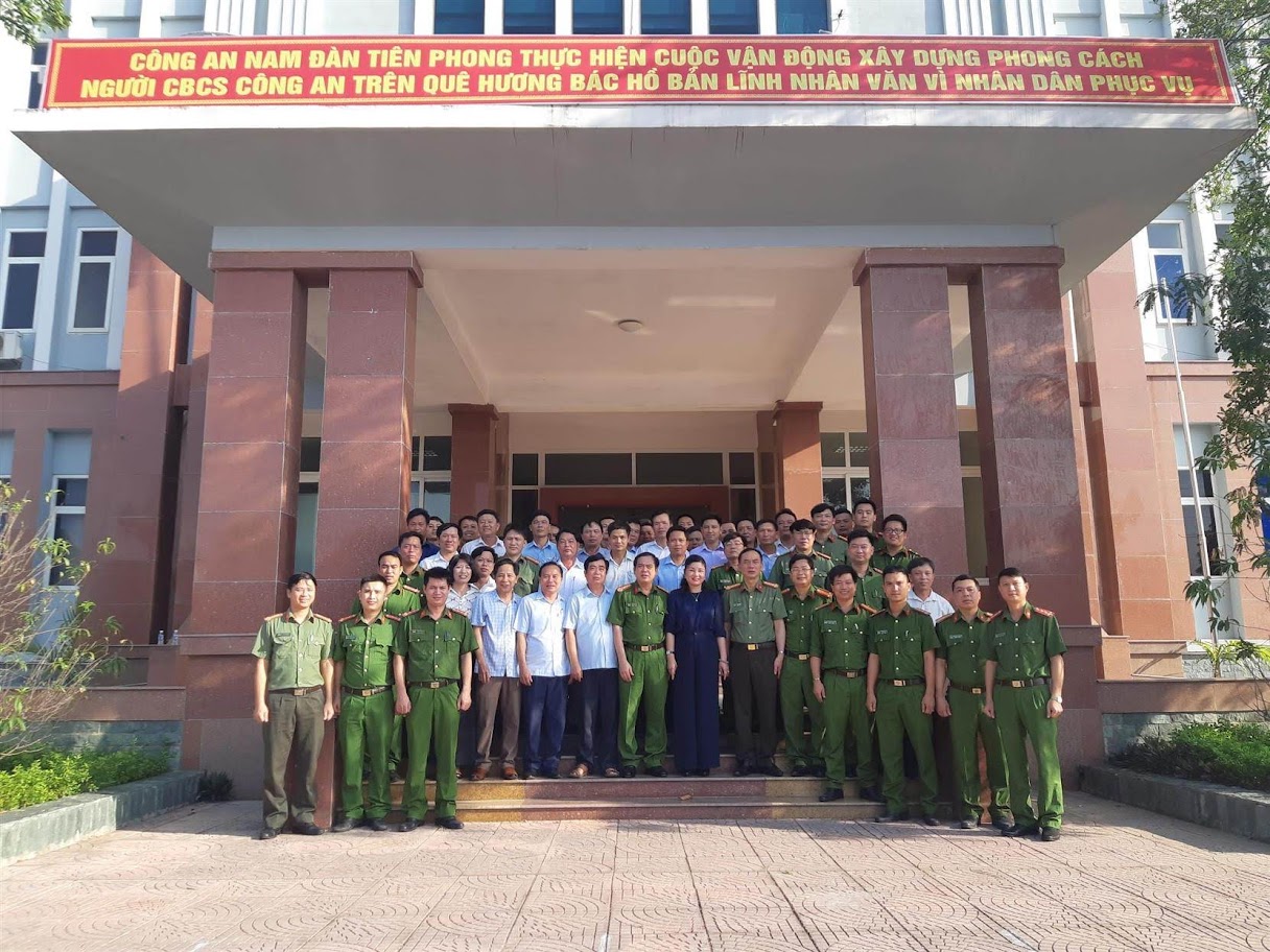 Các đồng chí Lãnh đạo Công an huyện chụp ảnh lưu niệm cùng nguyên Phó Trưởng Công an huyện được luân chuyển trong thời gian qua, các đồng chí nguyên Trưởng Công an xã, thị trấn và các đồng chí  Trưởng Công an xã chính quy. 