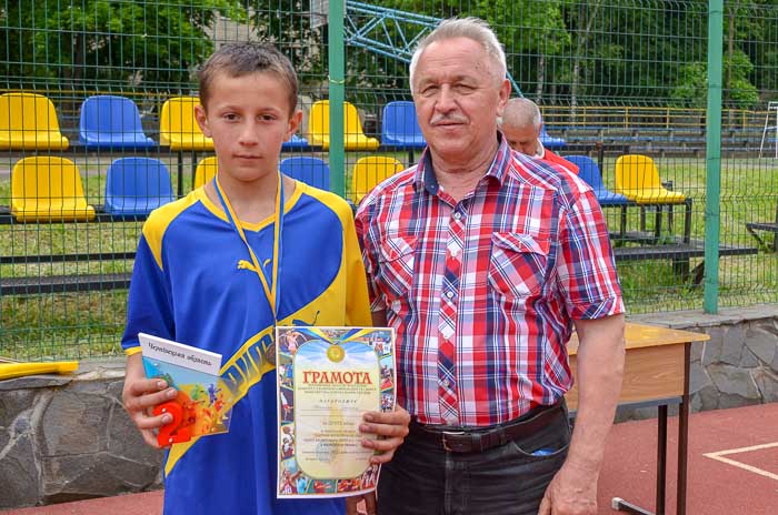 Group of people playing volleyball Группа людей играющих в волейбол