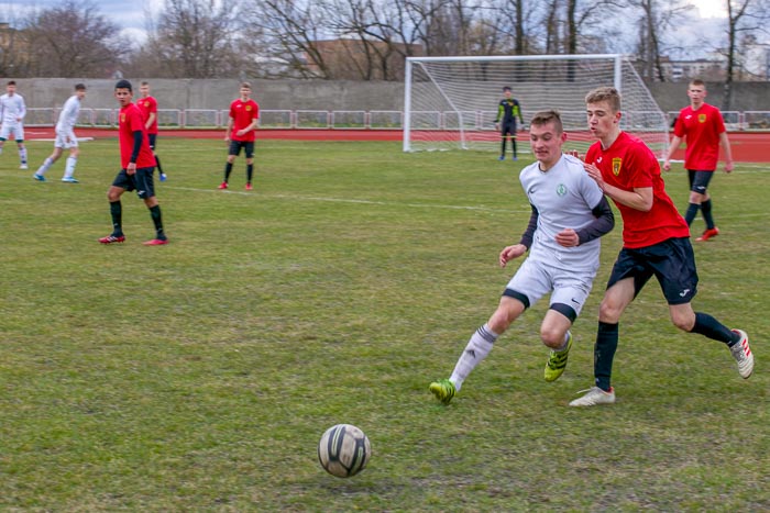 Group of people playing mini football Группа людей играющих в мини-футбол