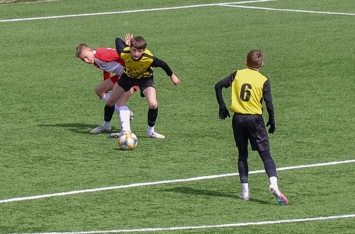 Group of people playing mini football Группа людей играющих в мини-футбол