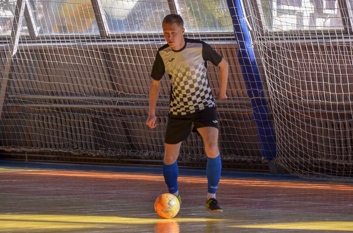 Group of people playing futsal Группа людей играющих в футзал