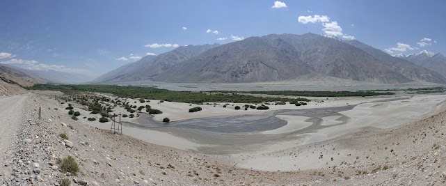 An den Ufern der Panj breiten sich Sanddünen aus.