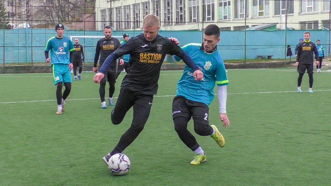 Group of people playing mini football Группа людей играющих в мини-футбол