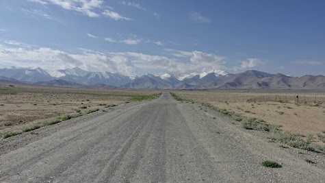 Kilometer lange Gerade nördlich von Karakul.