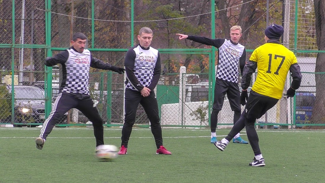 Group of people playing mini football Группа людей играющих в мини-футбол