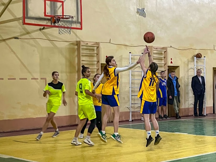 Group of people playing mini football Группа людей играющих в мини-футбол