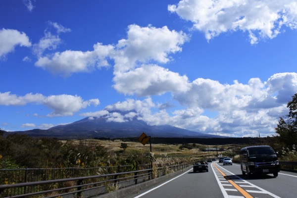 雲で山頂が見えない富士山を見ながら走る