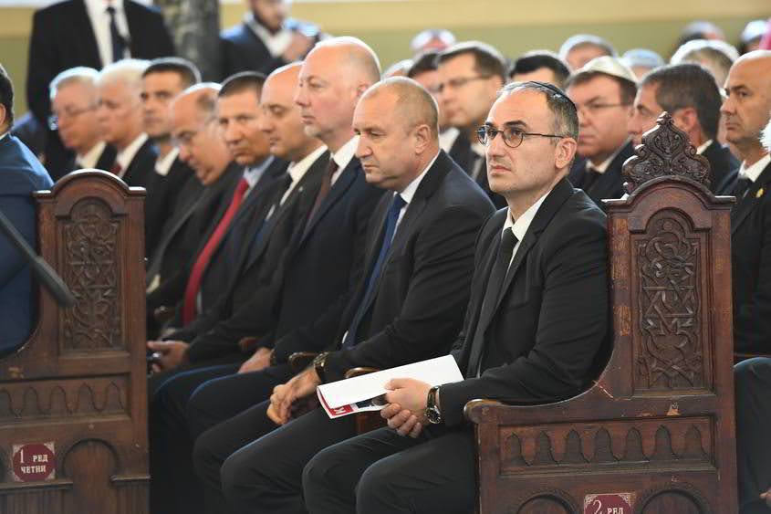 bg-leaders-in-the-synagogue