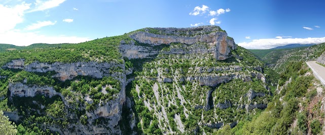 Gorges de la Nesque: Eine spektakulre, tiefe und weite, bewaldete Schlucht.