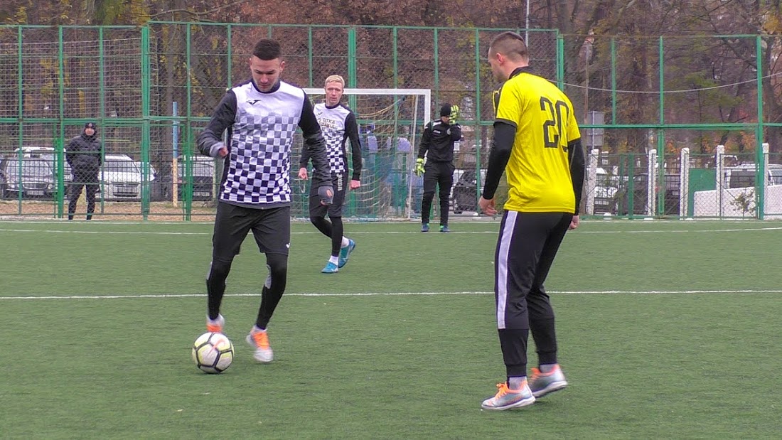 Group of people playing mini football Группа людей играющих в мини-футбол