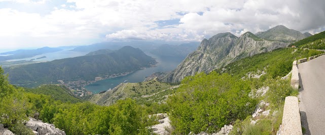 Blick vom Lovcen Gebirge über die Bucht von Kotor