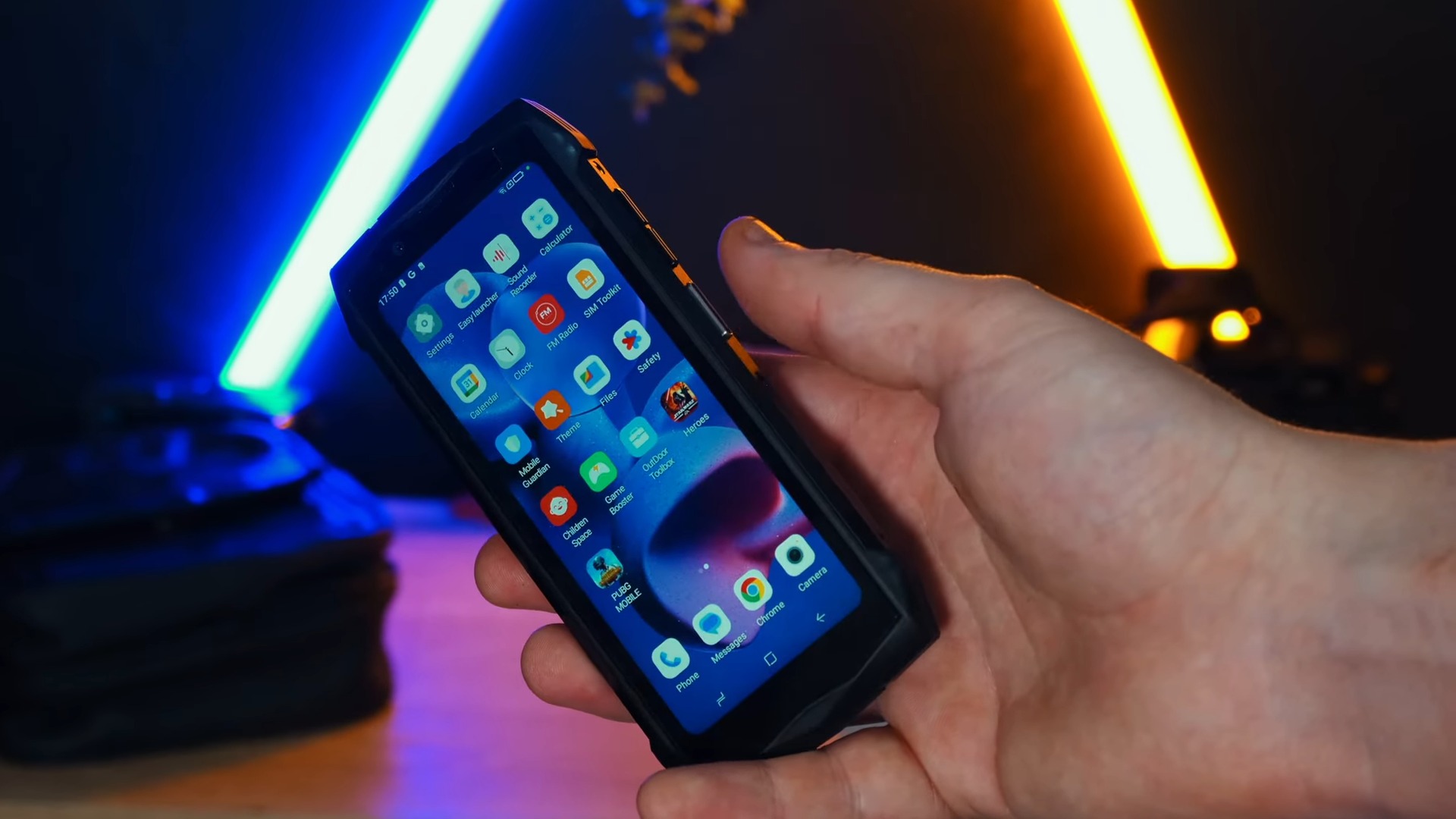 DOOGEE Smini Review - A Tiny Rugged Smartphone with Mighty Power And Rear Display!