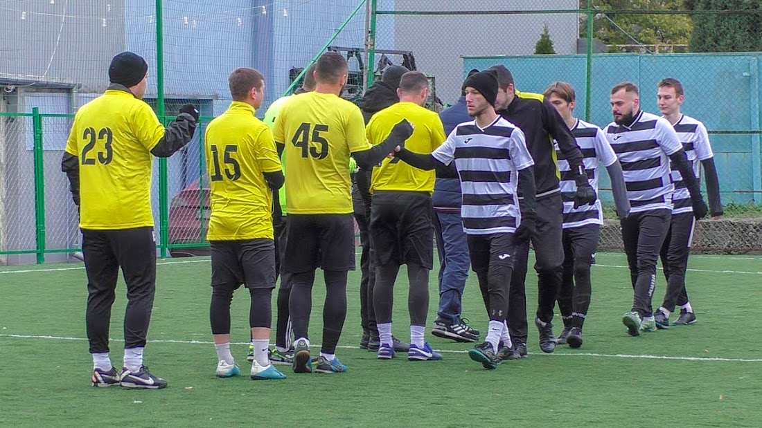 Group of people playing mini football Группа людей играющих в мини-футбол