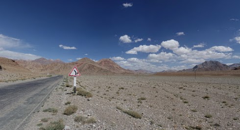 Am Fuße des Naizatash Passes.