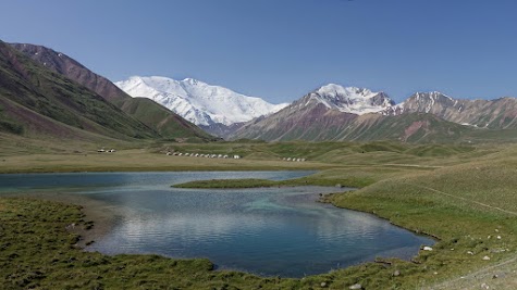 Die Camps sind von kleinen Seen und sanften Hügeln umgeben.