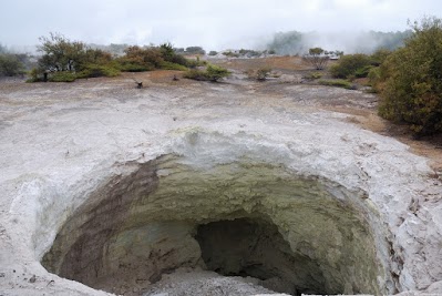 Devil's Home: kollabierter Krater, gefrbt von Schwefel und Kieselsure.