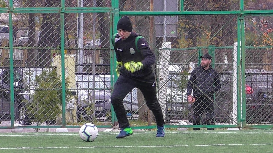 Group of people playing mini football Группа людей играющих в мини-футбол