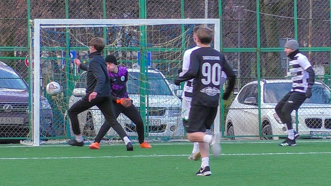 Group of people playing mini football Группа людей играющих в мини-футбол