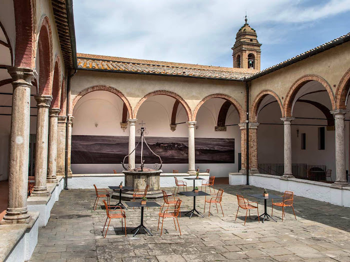 Il chiostro scoperto, il chiostro estivo del monastero, convento di Sant'Agostino, Montalcino