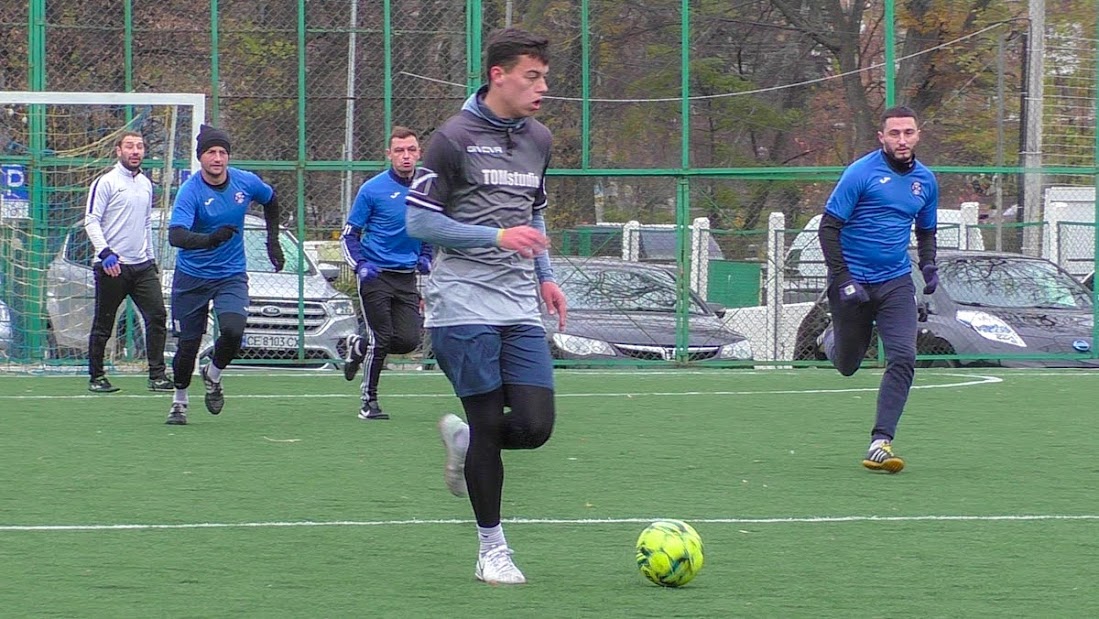 Group of people playing mini football Группа людей играющих в мини-футбол