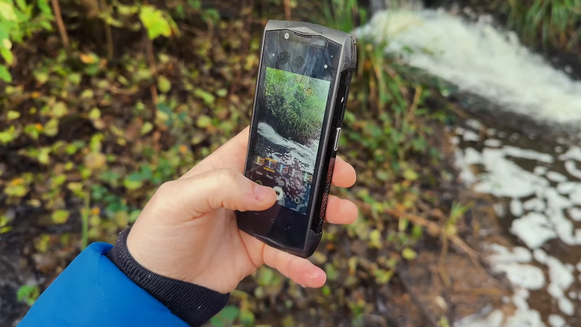 DOOGEE Smini Review - A Tiny Rugged Smartphone with Mighty Power And Rear Display!