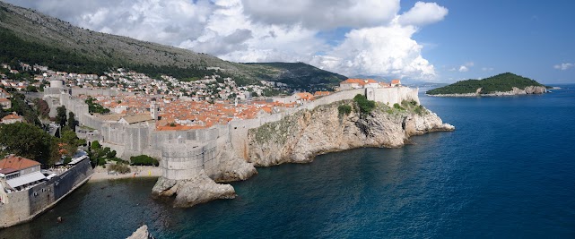 Blick von der Festung Lovrijenac auf Dubrovniks Stadtmauer