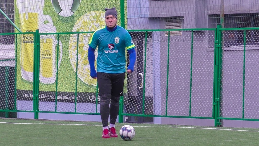 Group of people playing mini football Группа людей играющих в мини-футбол