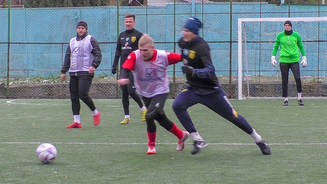 Group of people playing mini football Группа людей играющих в мини-футбол