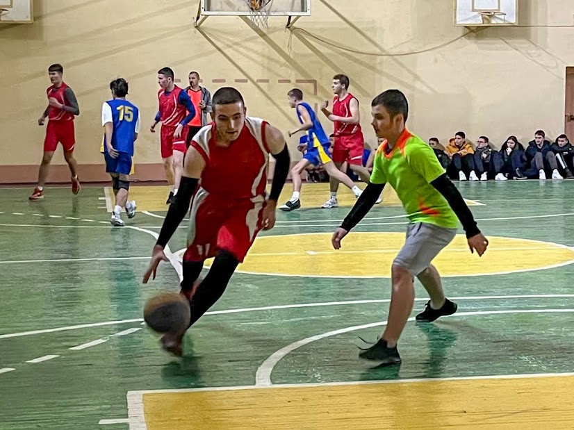 Group of people playing mini football Группа людей играющих в мини-футбол