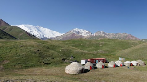 Blick über unser Yurt-Camp auf den Pik Lenin.