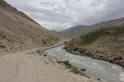 Der Fluß  Pamir markiert die Grenze zu Afghanistan.