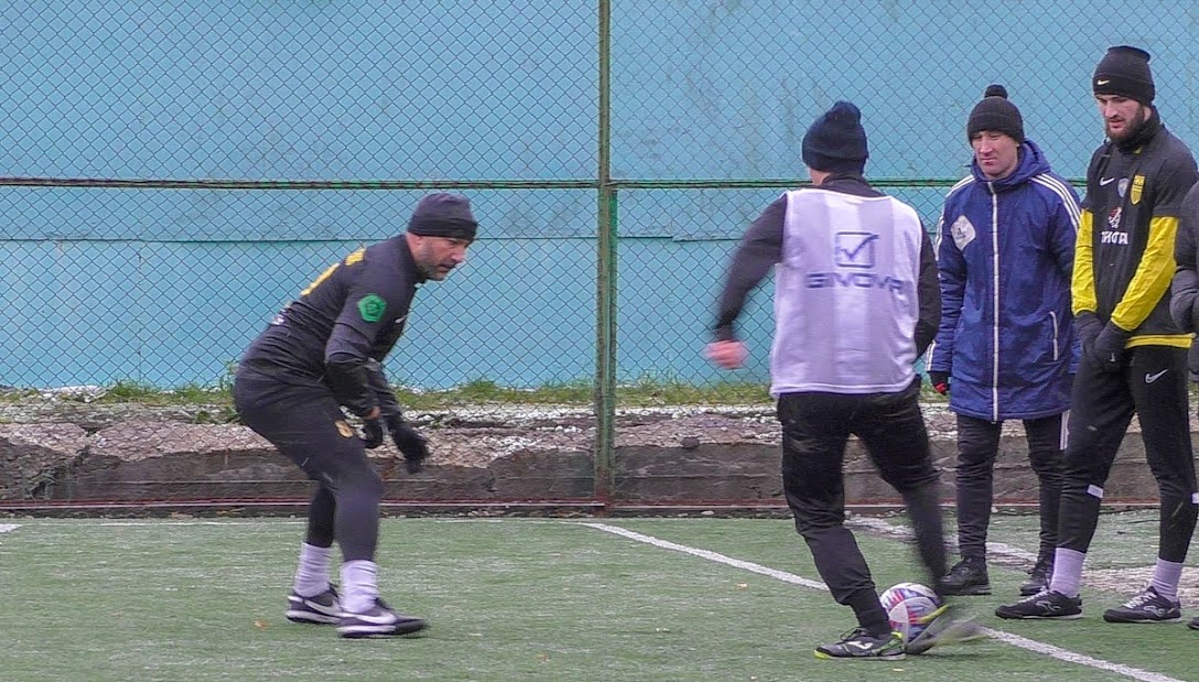 Group of people playing mini football Группа людей играющих в мини-футбол