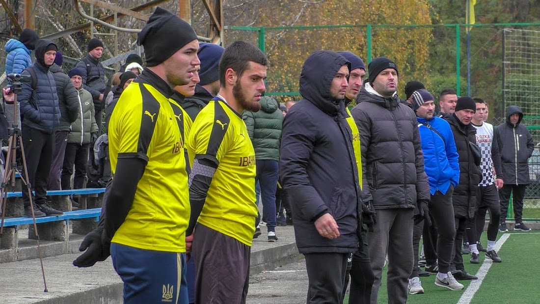 Group of people playing mini football Группа людей играющих в мини-футбол