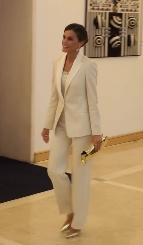 Queen Letizia of Spain wore white Hugo Boss suit with white Camisole, Magrit golden clutch and slingback pumps, Diamond and pearl earrings and Corterno ring for Croatia arrival in 2023. More details in Regalfille